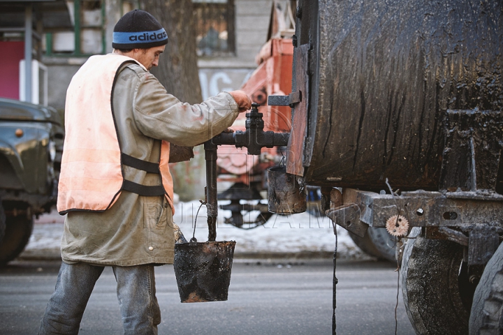 Şoferii circulă din groapă în hop. Cât de adânci sunt craterele asfaltului din Chişinău (FOTO)