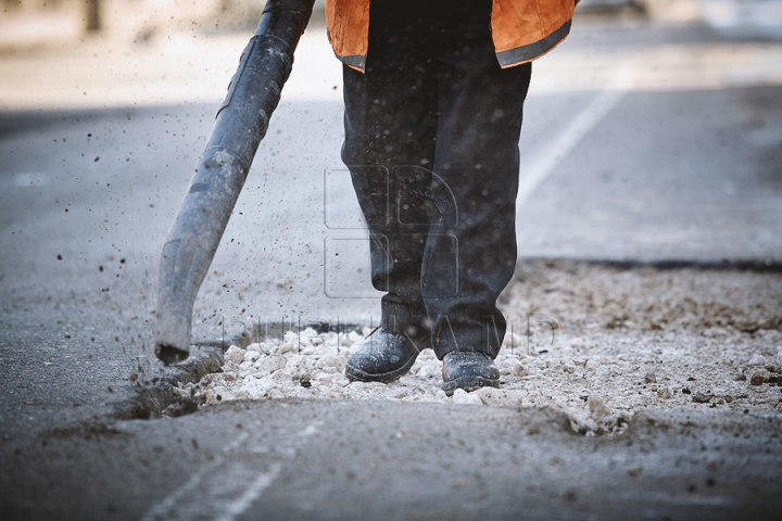 Şoferii circulă din groapă în hop. Cât de adânci sunt craterele asfaltului din Chişinău (FOTO)