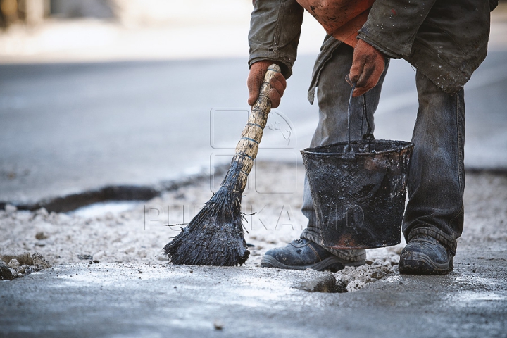 Şoferii circulă din groapă în hop. Cât de adânci sunt craterele asfaltului din Chişinău (FOTO)