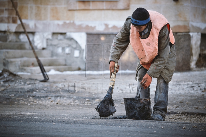 Şoferii circulă din groapă în hop. Cât de adânci sunt craterele asfaltului din Chişinău (FOTO)