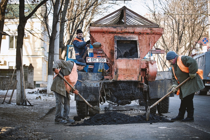 Şoferii circulă din groapă în hop. Cât de adânci sunt craterele asfaltului din Chişinău (FOTO)