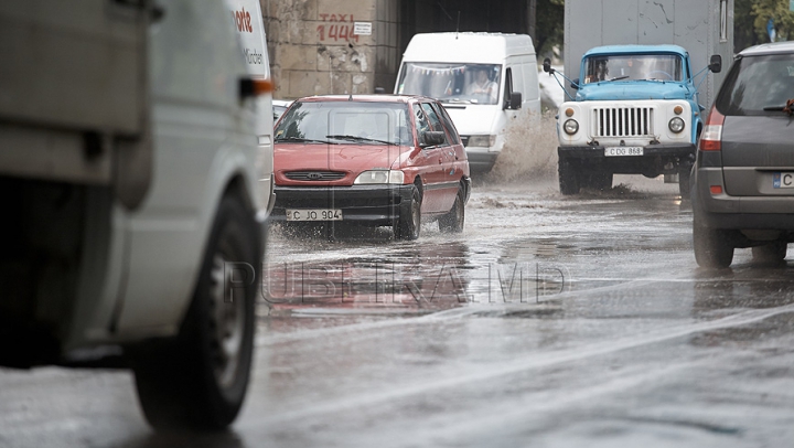 Nervi în trafic! Circulaţie dificilă din cauza unei maşini parcate la întâmplare (FOTO)