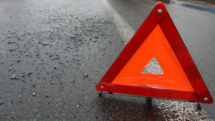 Vehicule militare ale insurgenţilor, implicate în accidente rutiere la Doneţk (FOTO)