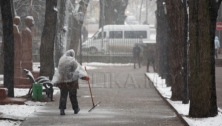 Vreme caldă în weekend. Meteorologii prezic precipitaţii slabe