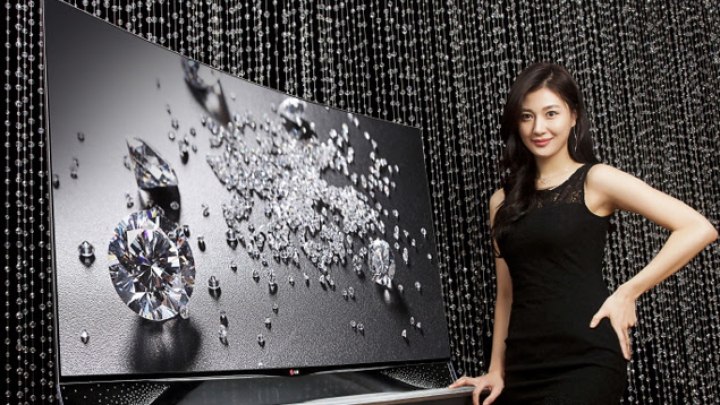 LG a lansat o adevărată bijuterie: Televizor OLED cu peste 460 de cristale Swarovski, aplicate manual 