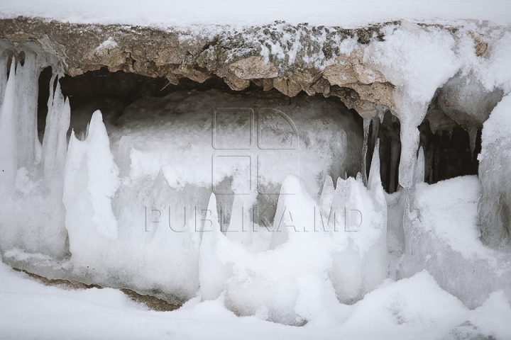 FOTOGRAFII IMPRESIONANTE cu zăpada care a acoperit capitala în ajun de Crăciun