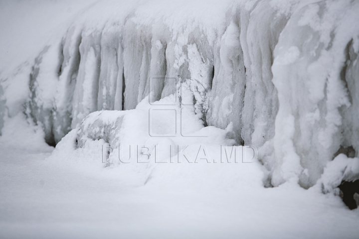 FOTOGRAFII IMPRESIONANTE cu zăpada care a acoperit capitala în ajun de Crăciun