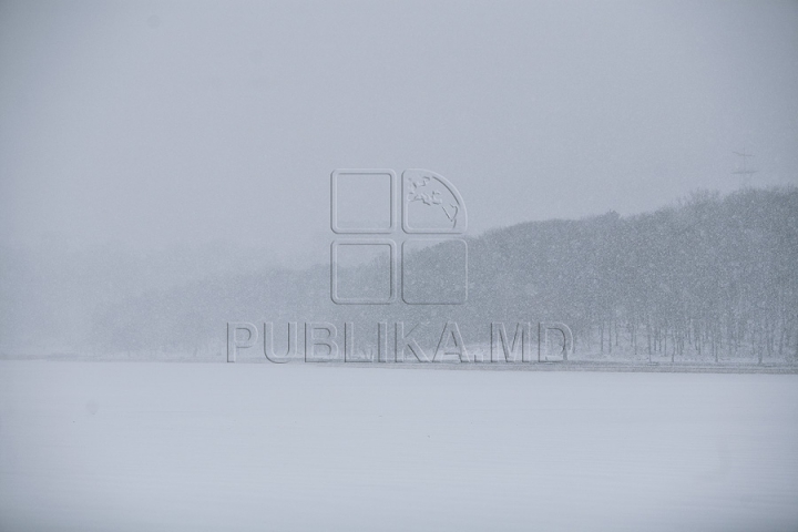 FOTOGRAFII IMPRESIONANTE cu zăpada care a acoperit capitala în ajun de Crăciun