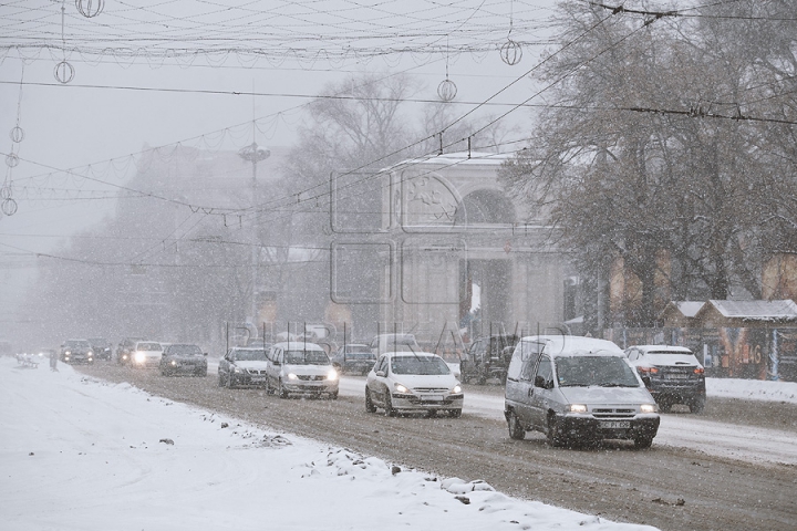 FOTOGRAFII IMPRESIONANTE cu zăpada care a acoperit capitala în ajun de Crăciun