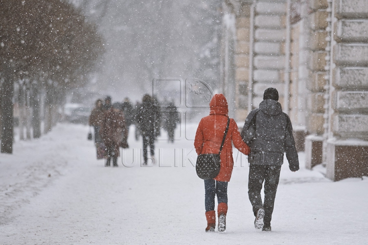 FOTOGRAFII IMPRESIONANTE cu zăpada care a acoperit capitala în ajun de Crăciun