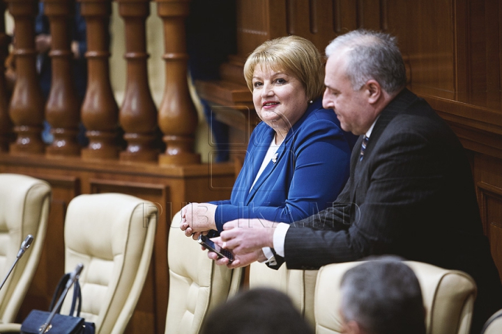 (FOTOREPORT) Au reuşit să voteze o pauză. Deputaţii vor reveni joi la şedinţa Parlamentului