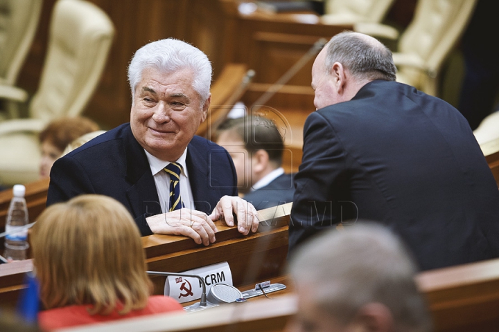 (FOTOREPORT) Au reuşit să voteze o pauză. Deputaţii vor reveni joi la şedinţa Parlamentului