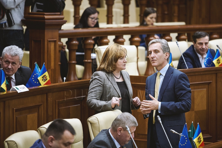 (FOTOREPORT) Au reuşit să voteze o pauză. Deputaţii vor reveni joi la şedinţa Parlamentului