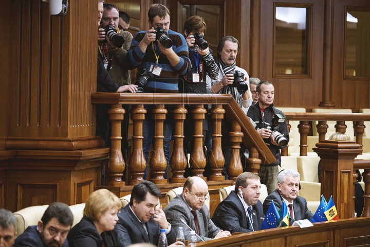 (FOTOREPORT) Au reuşit să voteze o pauză. Deputaţii vor reveni joi la şedinţa Parlamentului