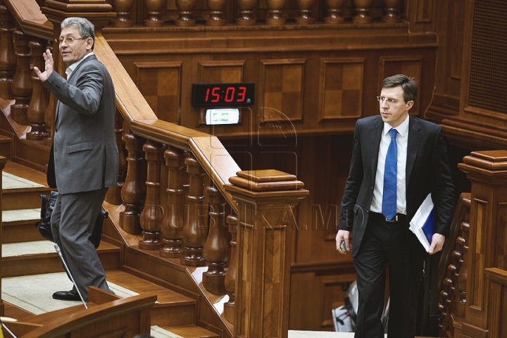 (FOTOREPORT) Au reuşit să voteze o pauză. Deputaţii vor reveni joi la şedinţa Parlamentului