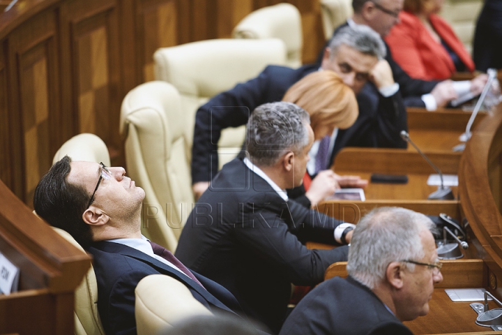 (FOTOREPORT) Au reuşit să voteze o pauză. Deputaţii vor reveni joi la şedinţa Parlamentului