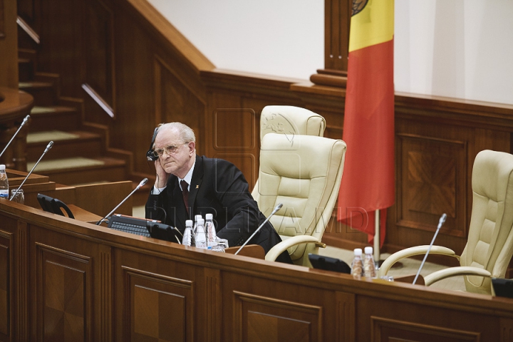 (FOTOREPORT) Au reuşit să voteze o pauză. Deputaţii vor reveni joi la şedinţa Parlamentului