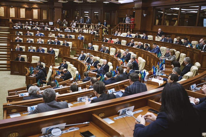 (FOTOREPORT) Au reuşit să voteze o pauză. Deputaţii vor reveni joi la şedinţa Parlamentului