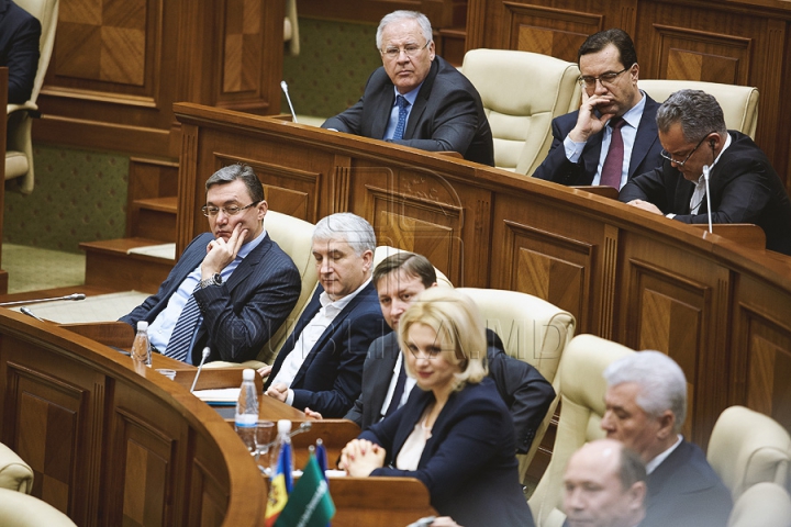 (FOTOREPORT) Au reuşit să voteze o pauză. Deputaţii vor reveni joi la şedinţa Parlamentului