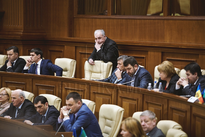 (FOTOREPORT) Au reuşit să voteze o pauză. Deputaţii vor reveni joi la şedinţa Parlamentului