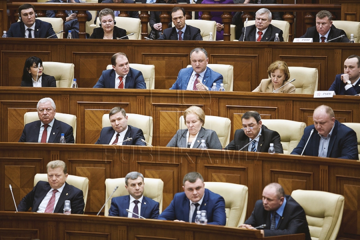 (FOTOREPORT) Au reuşit să voteze o pauză. Deputaţii vor reveni joi la şedinţa Parlamentului