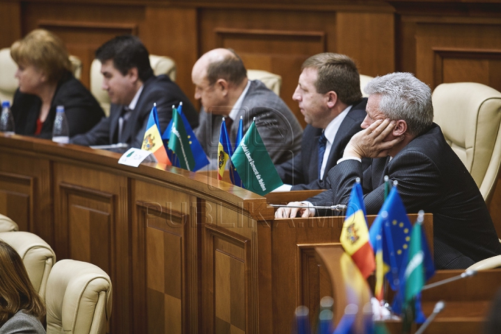 (FOTOREPORT) Au reuşit să voteze o pauză. Deputaţii vor reveni joi la şedinţa Parlamentului