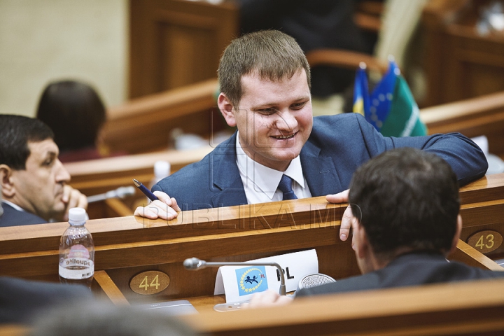 (FOTOREPORT) Au reuşit să voteze o pauză. Deputaţii vor reveni joi la şedinţa Parlamentului