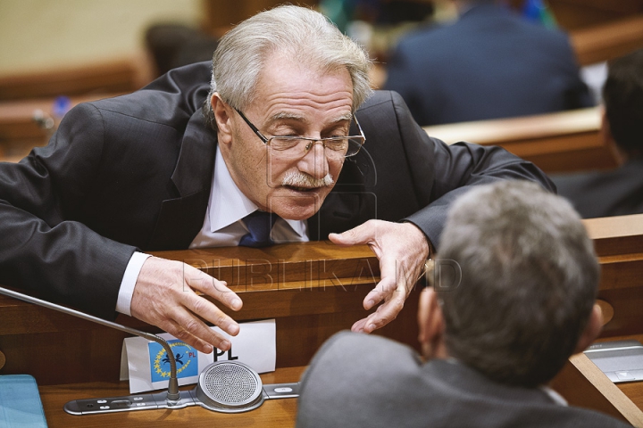 (FOTOREPORT) Au reuşit să voteze o pauză. Deputaţii vor reveni joi la şedinţa Parlamentului