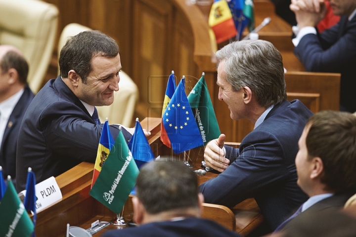 (FOTOREPORT) Au reuşit să voteze o pauză. Deputaţii vor reveni joi la şedinţa Parlamentului