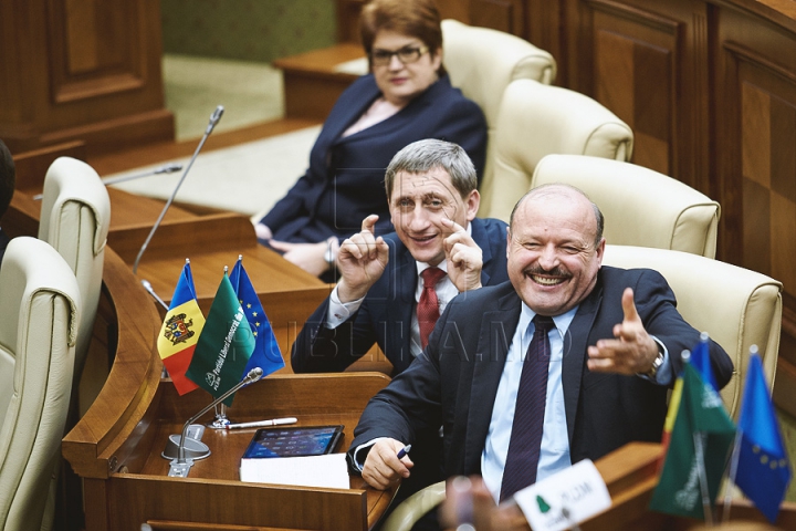 (FOTOREPORT) Au reuşit să voteze o pauză. Deputaţii vor reveni joi la şedinţa Parlamentului