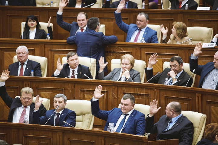 (FOTOREPORT) Au reuşit să voteze o pauză. Deputaţii vor reveni joi la şedinţa Parlamentului