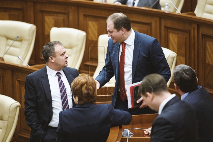 (FOTOREPORT) Au reuşit să voteze o pauză. Deputaţii vor reveni joi la şedinţa Parlamentului