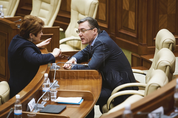 (FOTOREPORT) Au reuşit să voteze o pauză. Deputaţii vor reveni joi la şedinţa Parlamentului