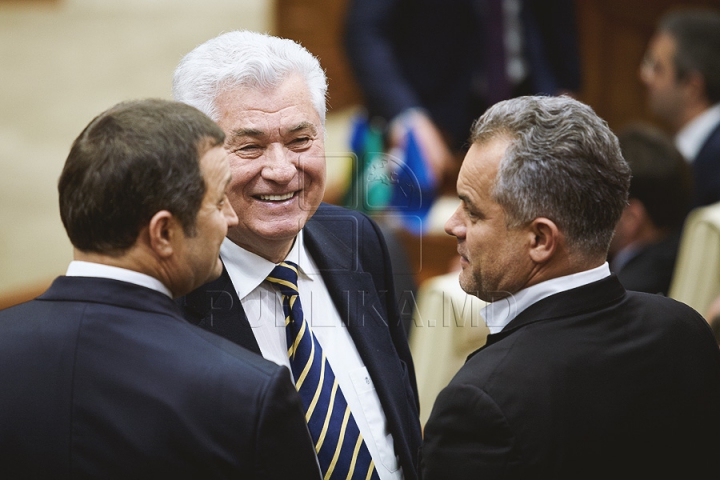 (FOTOREPORT) Au reuşit să voteze o pauză. Deputaţii vor reveni joi la şedinţa Parlamentului