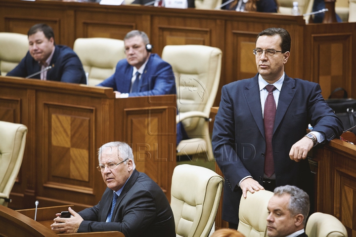 (FOTOREPORT) Au reuşit să voteze o pauză. Deputaţii vor reveni joi la şedinţa Parlamentului