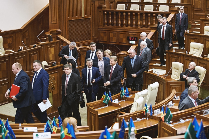 (FOTOREPORT) Au reuşit să voteze o pauză. Deputaţii vor reveni joi la şedinţa Parlamentului