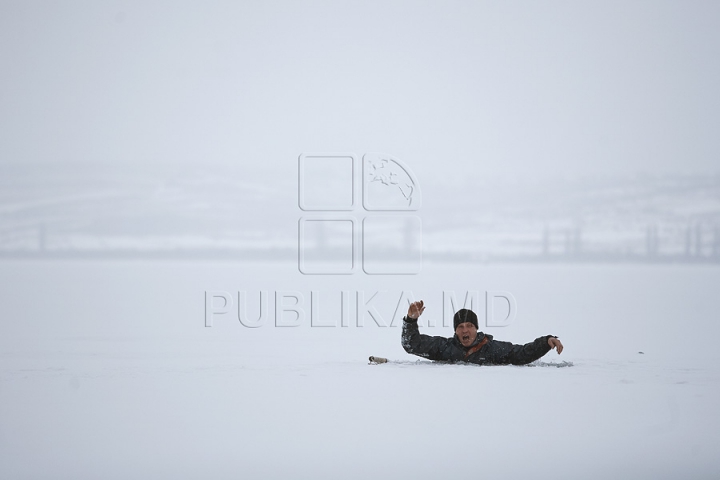 ATENŢIE, gheaţă subţire! Un pescar a fost salvat din apa lacului Ghidighici (VIDEO/FOTO)