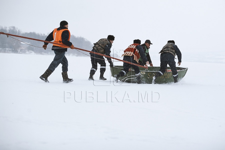 ATENŢIE, gheaţă subţire! Un pescar a fost salvat din apa lacului Ghidighici (VIDEO/FOTO)