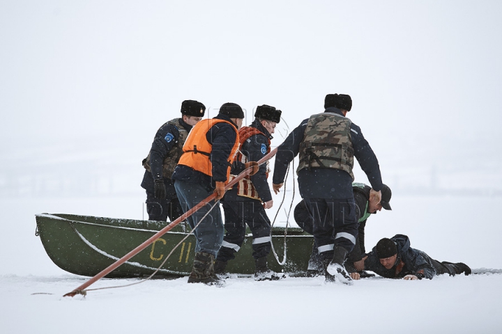 ATENŢIE, gheaţă subţire! Un pescar a fost salvat din apa lacului Ghidighici (VIDEO/FOTO)