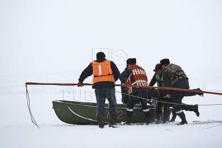 ATENŢIE, gheaţă subţire! Un pescar a fost salvat din apa lacului Ghidighici (VIDEO/FOTO)