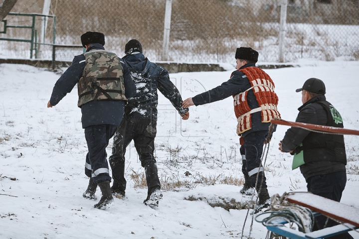 ATENŢIE, gheaţă subţire! Un pescar a fost salvat din apa lacului Ghidighici (VIDEO/FOTO)