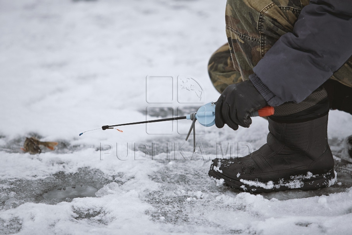 ATENŢIE, gheaţă subţire! Un pescar a fost salvat din apa lacului Ghidighici (VIDEO/FOTO)