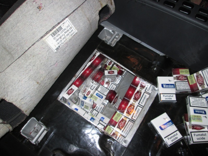 Genţi de vacanţă pline cu contrabandă. Ce au găsit vameşii în bagajele unor moldoveni (FOTO)