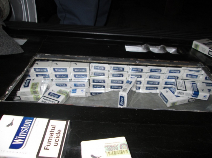 Genţi de vacanţă pline cu contrabandă. Ce au găsit vameşii în bagajele unor moldoveni (FOTO)