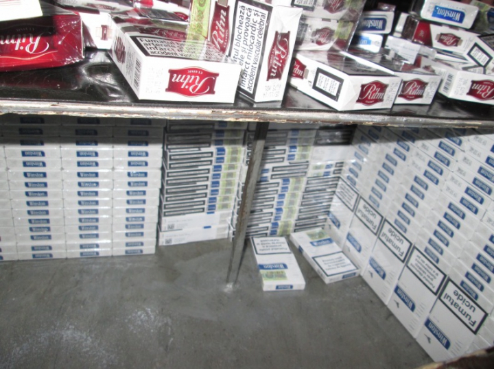 Genţi de vacanţă pline cu contrabandă. Ce au găsit vameşii în bagajele unor moldoveni (FOTO)