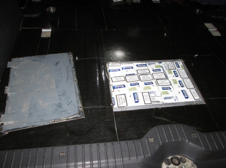 Genţi de vacanţă pline cu contrabandă. Ce au găsit vameşii în bagajele unor moldoveni (FOTO)