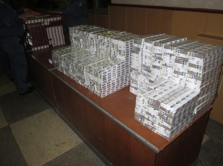 Genţi de vacanţă pline cu contrabandă. Ce au găsit vameşii în bagajele unor moldoveni (FOTO)