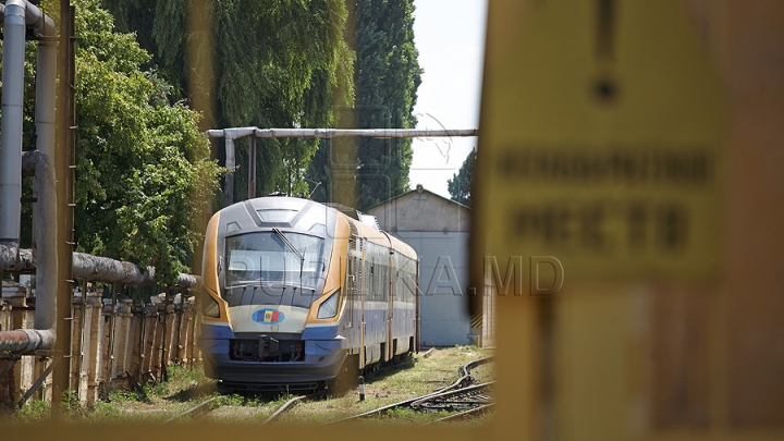 Captură în trenul Chişinău-Bucureşti. Oamenii legii au descoperit cu ce era ticsit un vagon (FOTO)