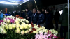 Florile s-au vândut ca pâinea caldă la piaţa din Calea Basarabiei (VIDEO)