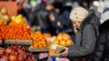 Preţuri EXAGERATE în pieţe la fructele și legumele importate. Cum explică vânzătorii fenomenul
